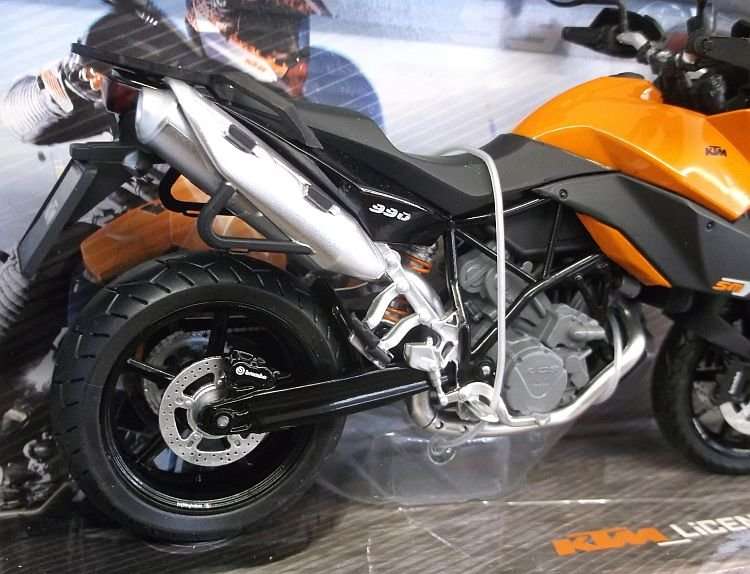 A SUPER DETAILED 1:12 SCALE DIE CAST METAL MODEL OF THE KTM 990 SMT RACING MOTORBIKE ....WOW !!!!