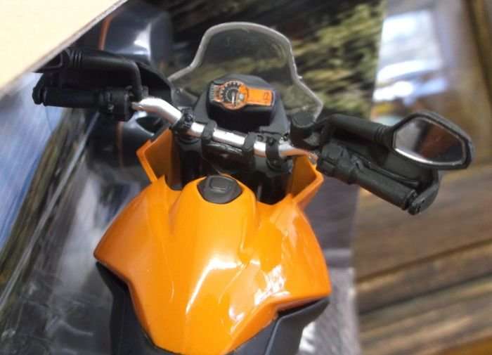 A SUPER DETAILED 1:12 SCALE DIE CAST METAL MODEL OF THE KTM 990 SMT RACING MOTORBIKE ....WOW !!!!