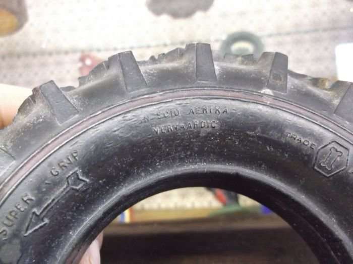 EXCEPTIONALLY RARE !! A VINTAGE " INDIA FARM TRACTOR " TYRE ASHTRAY ...IN SUID AFRIKA VERVAARDIG ...