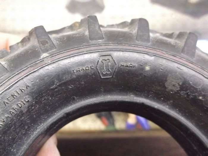 EXCEPTIONALLY RARE !! A VINTAGE " INDIA FARM TRACTOR " TYRE ASHTRAY ...IN SUID AFRIKA VERVAARDIG ...