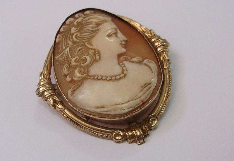 A Gorgeous Vintage genuine 10 carat gold Cameo brooch...real shell ...8.8 grams...Marked and tested