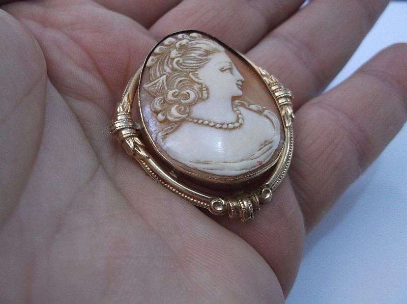 A Gorgeous Vintage genuine 10 carat gold Cameo brooch...real shell ...8.8 grams...Marked and tested