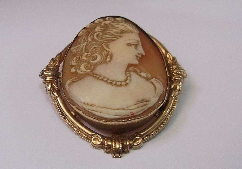 A Gorgeous Vintage genuine 10 carat gold Cameo brooch...real shell ...8.8 grams...Marked and tested