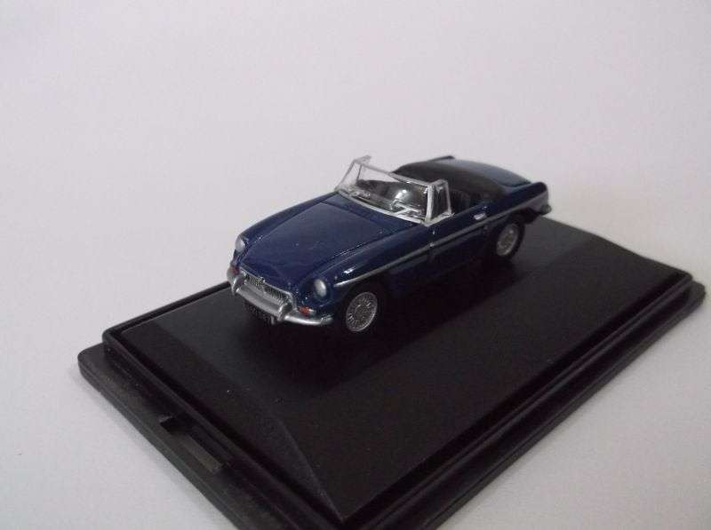 TOO CUTE !! A 1:76 SCALE DIE CAST METAL MODEL OF THE MGB ROADSTER ...CLASSIC !!