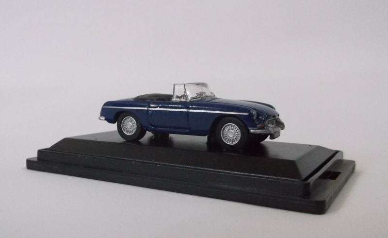 TOO CUTE !! A 1:76 SCALE DIE CAST METAL MODEL OF THE MGB ROADSTER ...CLASSIC !!