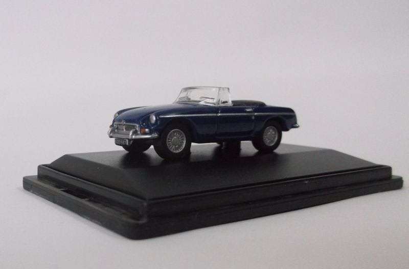 TOO CUTE !! A 1:76 SCALE DIE CAST METAL MODEL OF THE MGB ROADSTER ...CLASSIC !!