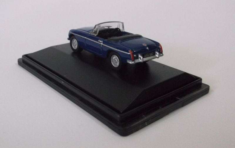 TOO CUTE !! A 1:76 SCALE DIE CAST METAL MODEL OF THE MGB ROADSTER ...CLASSIC !!