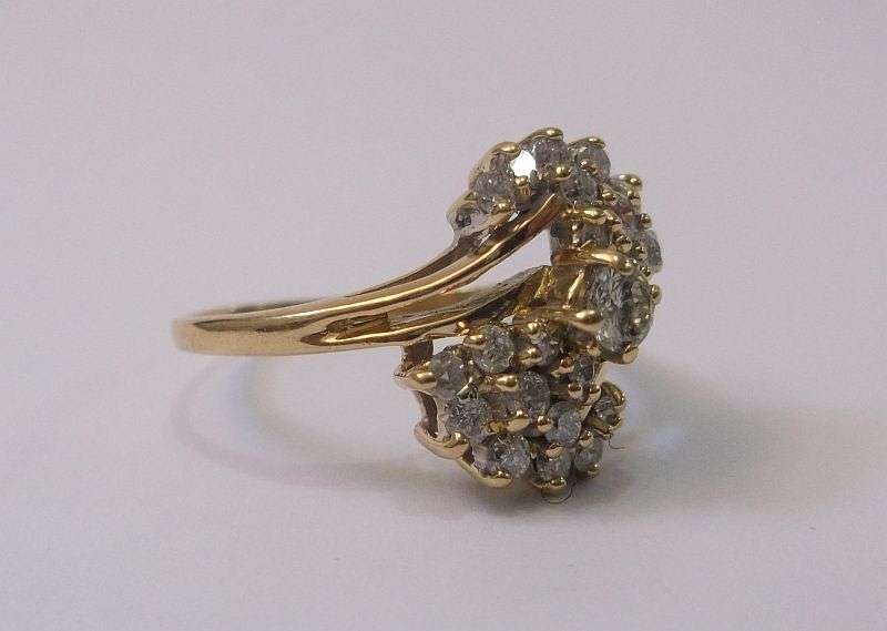 Masterpiece !! An impressive Vintage hallmarked 18 ct Gold diamond ring set with 23 Diamonds ...WOW
