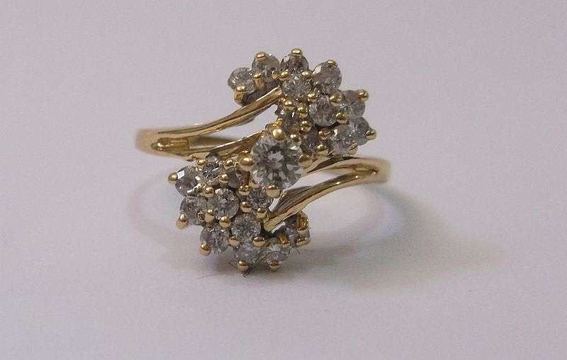 Masterpiece !! An impressive Vintage hallmarked 18 ct Gold diamond ring set with 23 Diamonds ...WOW