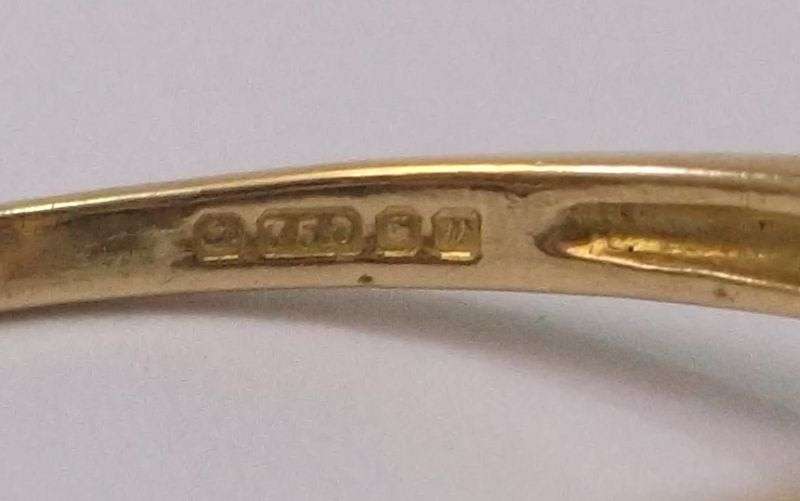 Masterpiece !! An impressive Vintage hallmarked 18 ct Gold diamond ring set with 23 Diamonds ...WOW