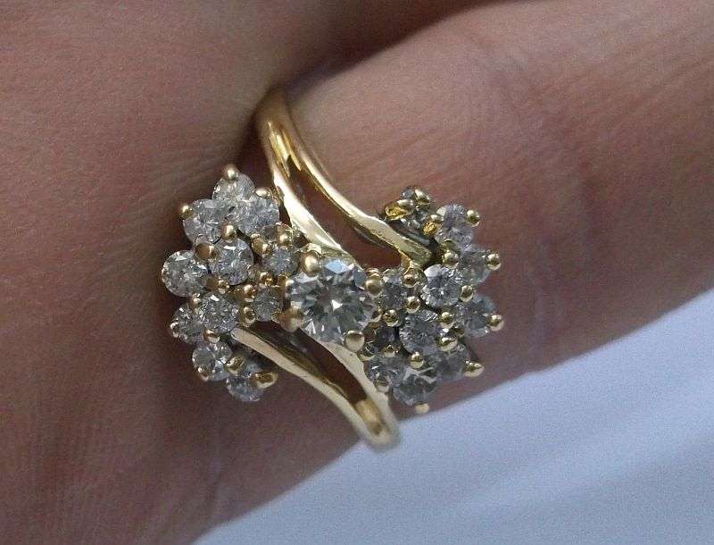 Masterpiece !! An impressive Vintage hallmarked 18 ct Gold diamond ring set with 23 Diamonds ...WOW