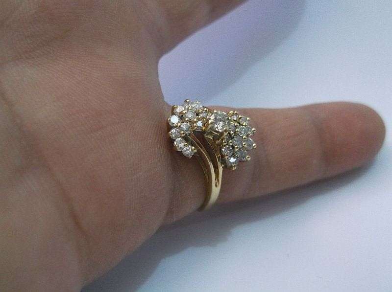 Masterpiece !! An impressive Vintage hallmarked 18 ct Gold diamond ring set with 23 Diamonds ...WOW
