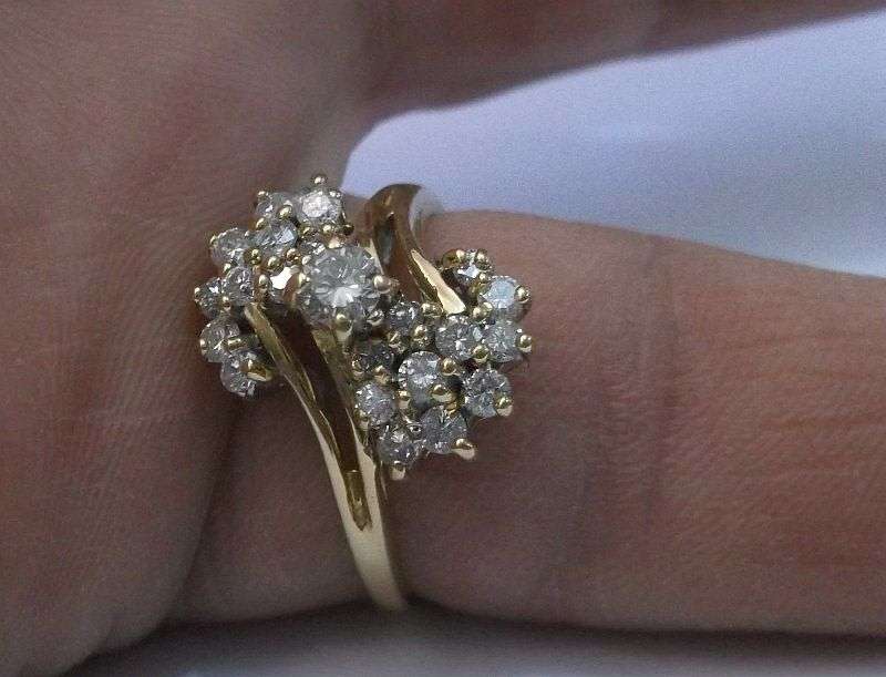 Masterpiece !! An impressive Vintage hallmarked 18 ct Gold diamond ring set with 23 Diamonds ...WOW