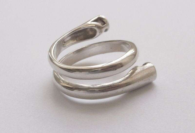 An Elegant and excellent Quality solid Sterling Silver ring ....with a TWIST ...and faceted Stones