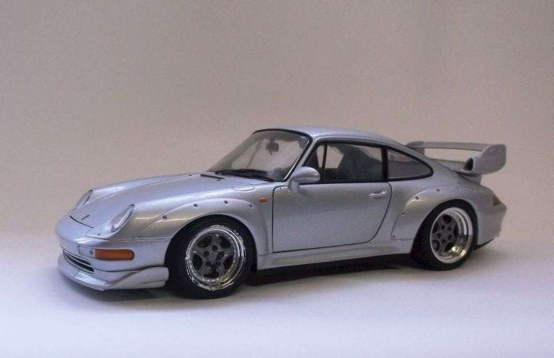 A TRUE CLASSIC !! HIGHLY DETAILED 1:18 SCALE DIE CAST METAL MODEL OF THE PORSCHE 911.....COOL SILVER