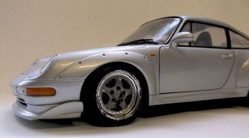 A TRUE CLASSIC !! HIGHLY DETAILED 1:18 SCALE DIE CAST METAL MODEL OF THE PORSCHE 911.....COOL SILVER