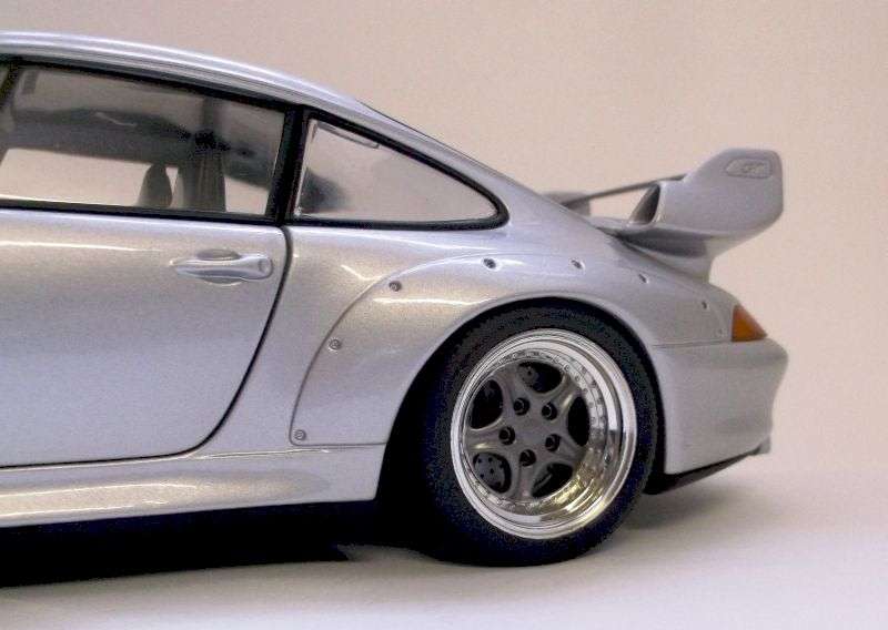 A TRUE CLASSIC !! HIGHLY DETAILED 1:18 SCALE DIE CAST METAL MODEL OF THE PORSCHE 911.....COOL SILVER