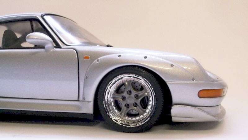 A TRUE CLASSIC !! HIGHLY DETAILED 1:18 SCALE DIE CAST METAL MODEL OF THE PORSCHE 911.....COOL SILVER
