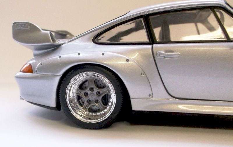 A TRUE CLASSIC !! HIGHLY DETAILED 1:18 SCALE DIE CAST METAL MODEL OF THE PORSCHE 911.....COOL SILVER