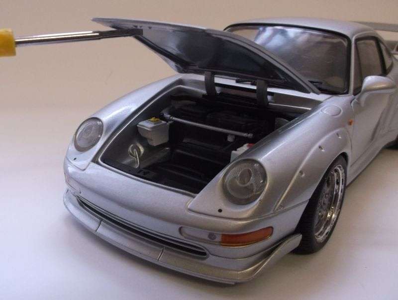 A TRUE CLASSIC !! HIGHLY DETAILED 1:18 SCALE DIE CAST METAL MODEL OF THE PORSCHE 911.....COOL SILVER