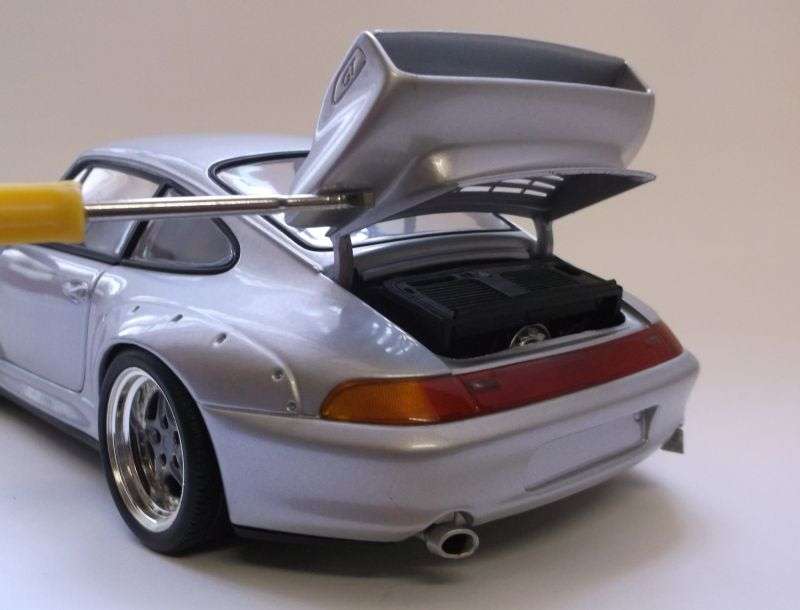 A TRUE CLASSIC !! HIGHLY DETAILED 1:18 SCALE DIE CAST METAL MODEL OF THE PORSCHE 911.....COOL SILVER