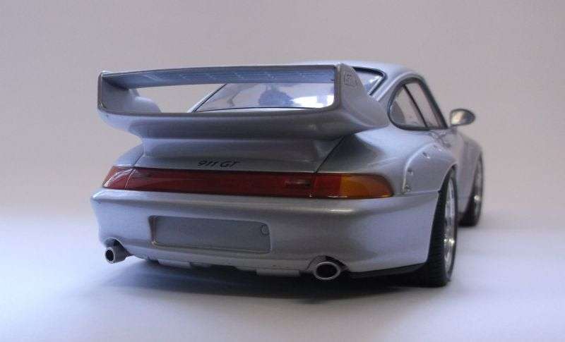 A TRUE CLASSIC !! HIGHLY DETAILED 1:18 SCALE DIE CAST METAL MODEL OF THE PORSCHE 911.....COOL SILVER