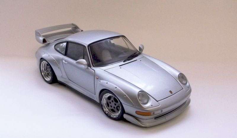 A TRUE CLASSIC !! HIGHLY DETAILED 1:18 SCALE DIE CAST METAL MODEL OF THE PORSCHE 911.....COOL SILVER