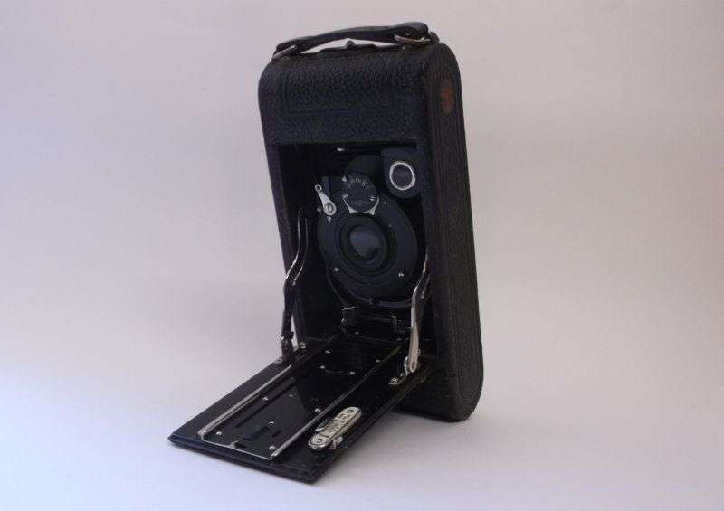 A REMARKABLE RARE VINTAGE GERMAN FOLDING CAMERA BY CERTO KAMERAWERK OF DRESDEN...WOW !!!!!