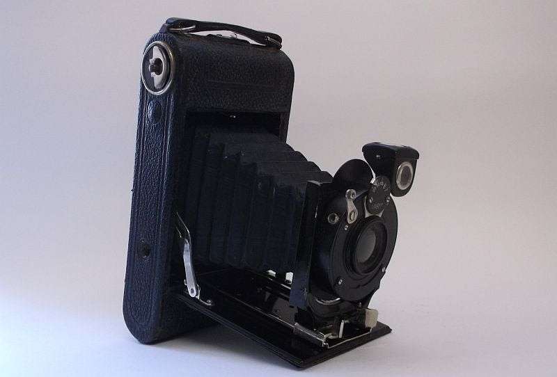A REMARKABLE RARE VINTAGE GERMAN FOLDING CAMERA BY CERTO KAMERAWERK OF DRESDEN...WOW !!!!!