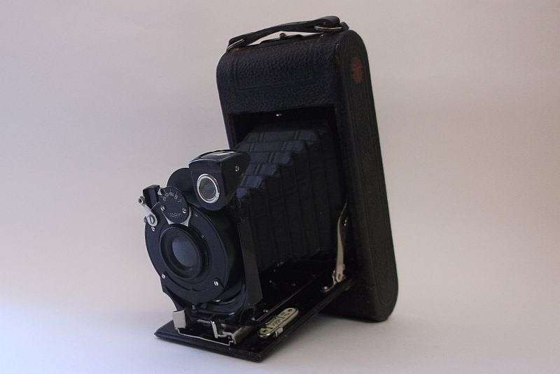 A REMARKABLE RARE VINTAGE GERMAN FOLDING CAMERA BY CERTO KAMERAWERK OF DRESDEN...WOW !!!!!