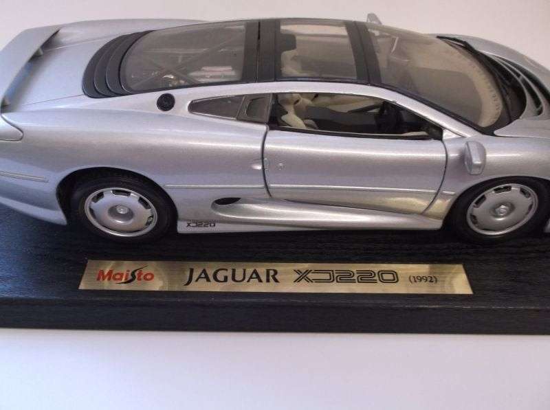 EXTRAORDINARY !! A DIE CAST METAL 1:18 SCALE MODEL OF THE 1992 JAGUAR XJ220 ....WOW....!!!!