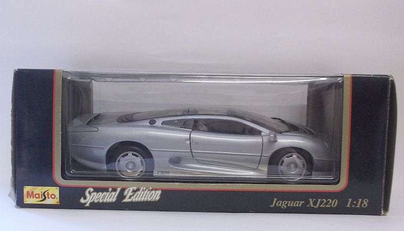 EXTRAORDINARY !! A DIE CAST METAL 1:18 SCALE MODEL OF THE 1992 JAGUAR XJ220 ....WOW....!!!!