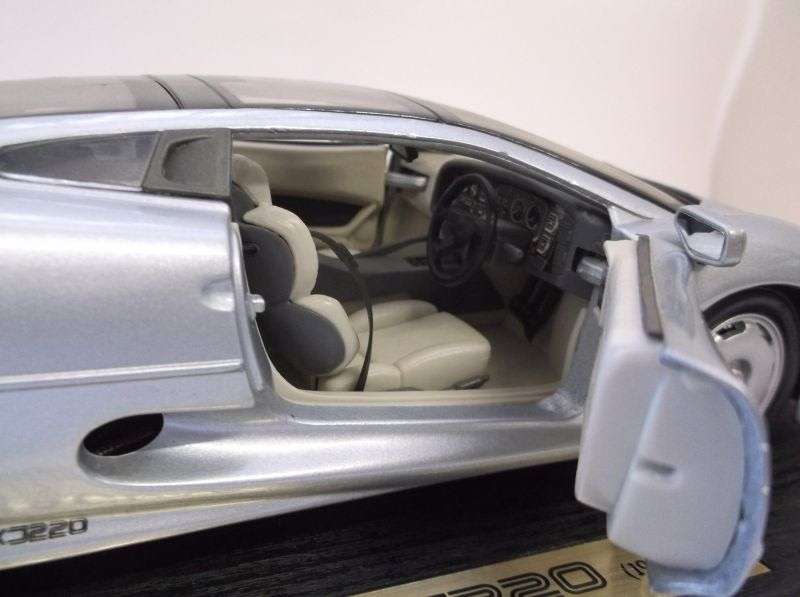 EXTRAORDINARY !! A DIE CAST METAL 1:18 SCALE MODEL OF THE 1992 JAGUAR XJ220 ....WOW....!!!!