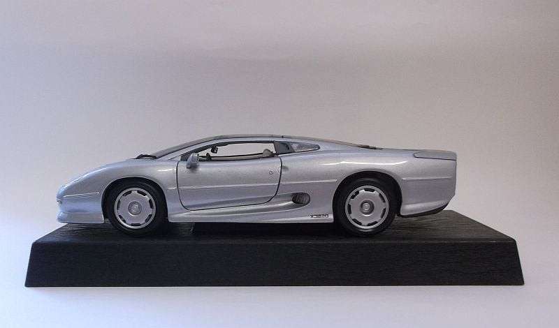 EXTRAORDINARY !! A DIE CAST METAL 1:18 SCALE MODEL OF THE 1992 JAGUAR XJ220 ....WOW....!!!!