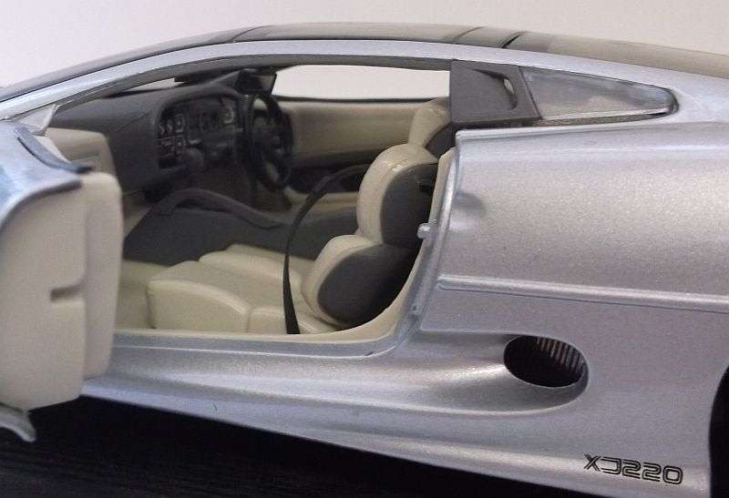 EXTRAORDINARY !! A DIE CAST METAL 1:18 SCALE MODEL OF THE 1992 JAGUAR XJ220 ....WOW....!!!!