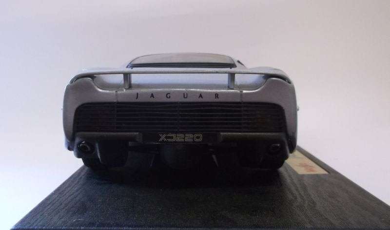 EXTRAORDINARY !! A DIE CAST METAL 1:18 SCALE MODEL OF THE 1992 JAGUAR XJ220 ....WOW....!!!!
