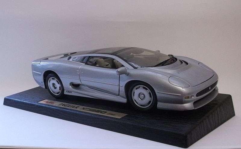 EXTRAORDINARY !! A DIE CAST METAL 1:18 SCALE MODEL OF THE 1992 JAGUAR XJ220 ....WOW....!!!!