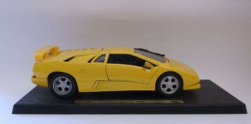 SUPER FAST !! A DIE CAST METAL 1:18 SCALE MODEL OF THE LAMBORGHINI SE OF 1994 / 1995 ...VERY COOL !!
