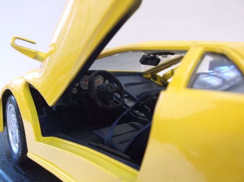 SUPER FAST !! A DIE CAST METAL 1:18 SCALE MODEL OF THE LAMBORGHINI SE OF 1994 / 1995 ...VERY COOL !!