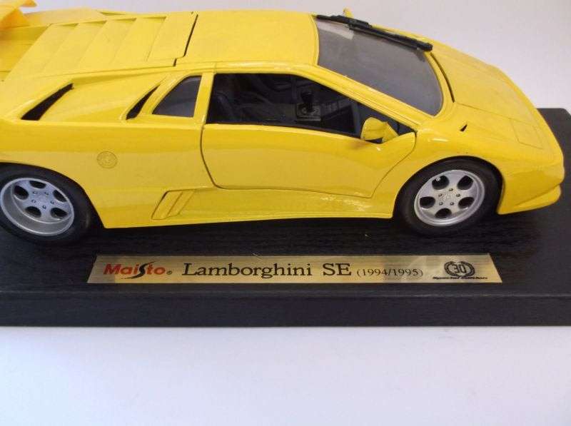 SUPER FAST !! A DIE CAST METAL 1:18 SCALE MODEL OF THE LAMBORGHINI SE OF 1994 / 1995 ...VERY COOL !!