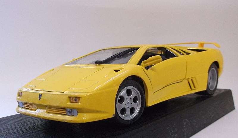 SUPER FAST !! A DIE CAST METAL 1:18 SCALE MODEL OF THE LAMBORGHINI SE OF 1994 / 1995 ...VERY COOL !!