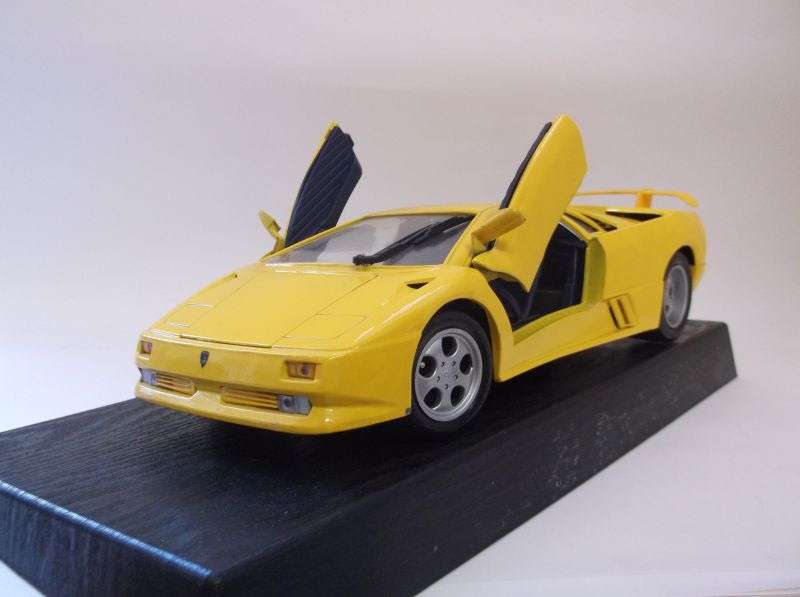 SUPER FAST !! A DIE CAST METAL 1:18 SCALE MODEL OF THE LAMBORGHINI SE OF 1994 / 1995 ...VERY COOL !!