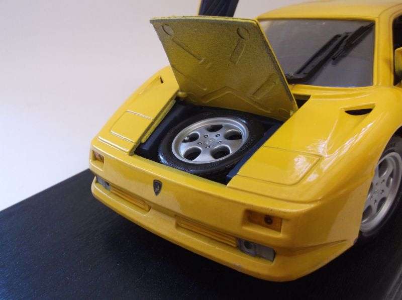SUPER FAST !! A DIE CAST METAL 1:18 SCALE MODEL OF THE LAMBORGHINI SE OF 1994 / 1995 ...VERY COOL !!