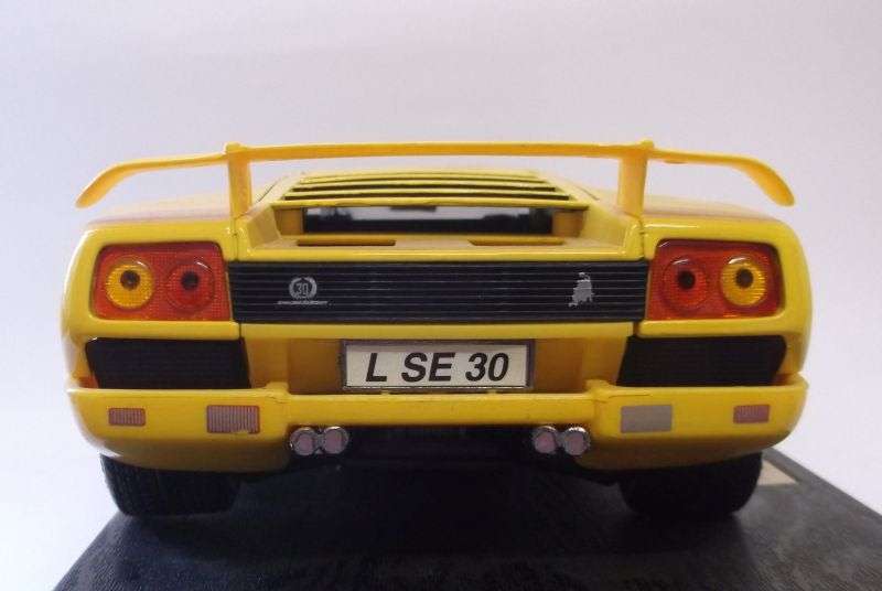 SUPER FAST !! A DIE CAST METAL 1:18 SCALE MODEL OF THE LAMBORGHINI SE OF 1994 / 1995 ...VERY COOL !!