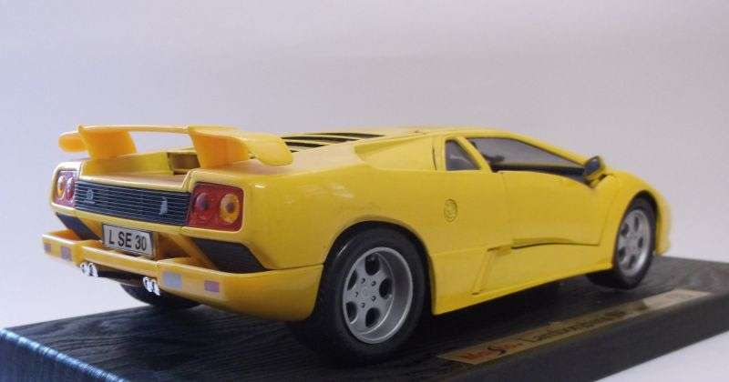 SUPER FAST !! A DIE CAST METAL 1:18 SCALE MODEL OF THE LAMBORGHINI SE OF 1994 / 1995 ...VERY COOL !!