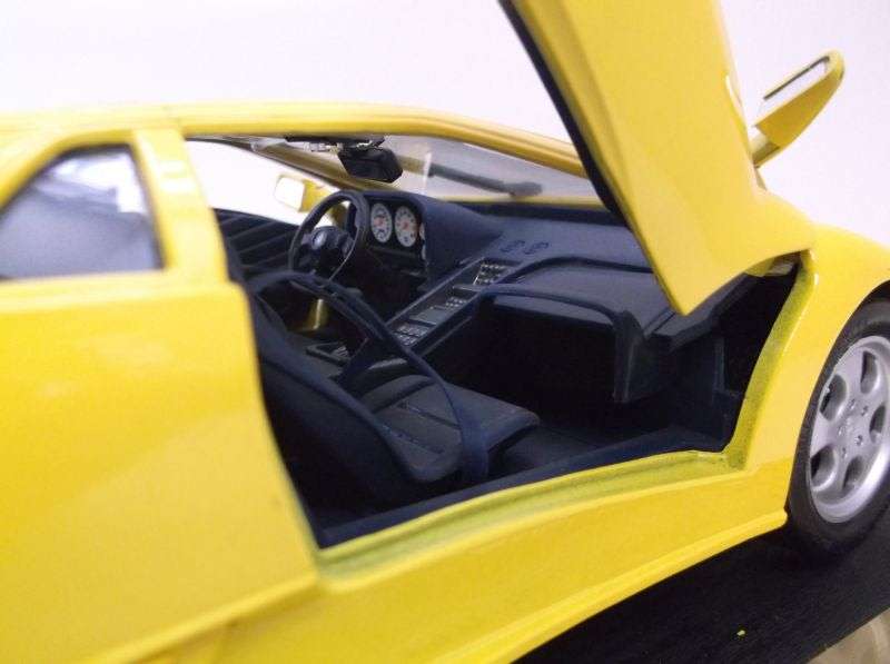 SUPER FAST !! A DIE CAST METAL 1:18 SCALE MODEL OF THE LAMBORGHINI SE OF 1994 / 1995 ...VERY COOL !!