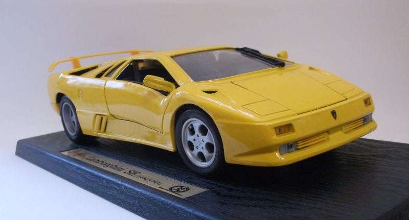 SUPER FAST !! A DIE CAST METAL 1:18 SCALE MODEL OF THE LAMBORGHINI SE OF 1994 / 1995 ...VERY COOL !!