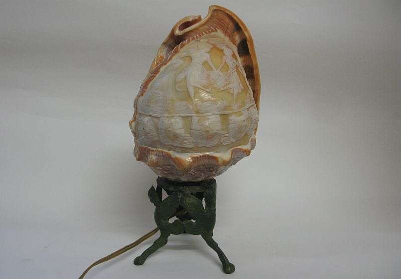 A MAGNIFICENT ANTIQUE CAMEO CONCH SHELL LAMP ON A METAL BASE ....WORKING CONDITION ....SEE PICS !!!!