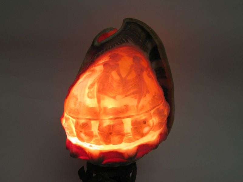 A MAGNIFICENT ANTIQUE CAMEO CONCH SHELL LAMP ON A METAL BASE ....WORKING CONDITION ....SEE PICS !!!!
