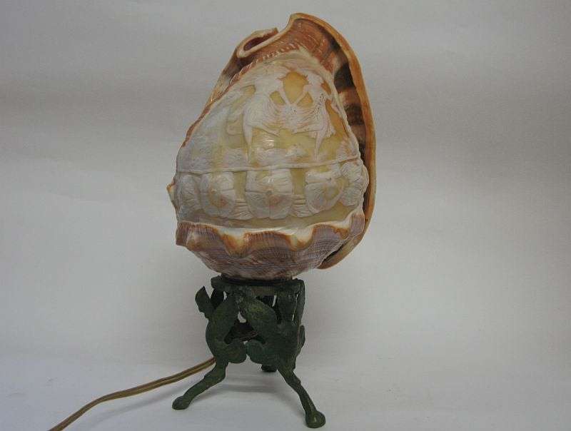A MAGNIFICENT ANTIQUE CAMEO CONCH SHELL LAMP ON A METAL BASE ....WORKING CONDITION ....SEE PICS !!!!